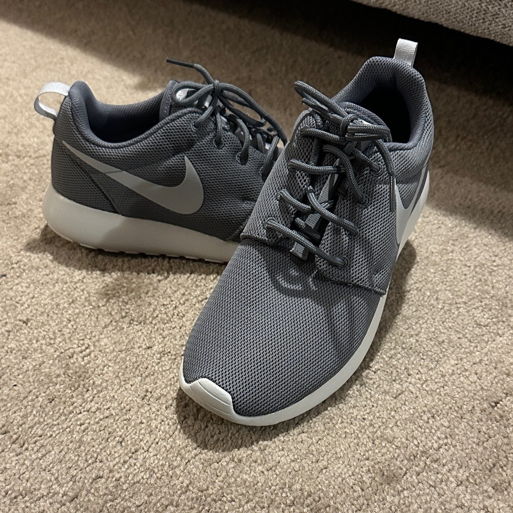 Women’s Nike Roshe Run Trail athletic sneakers